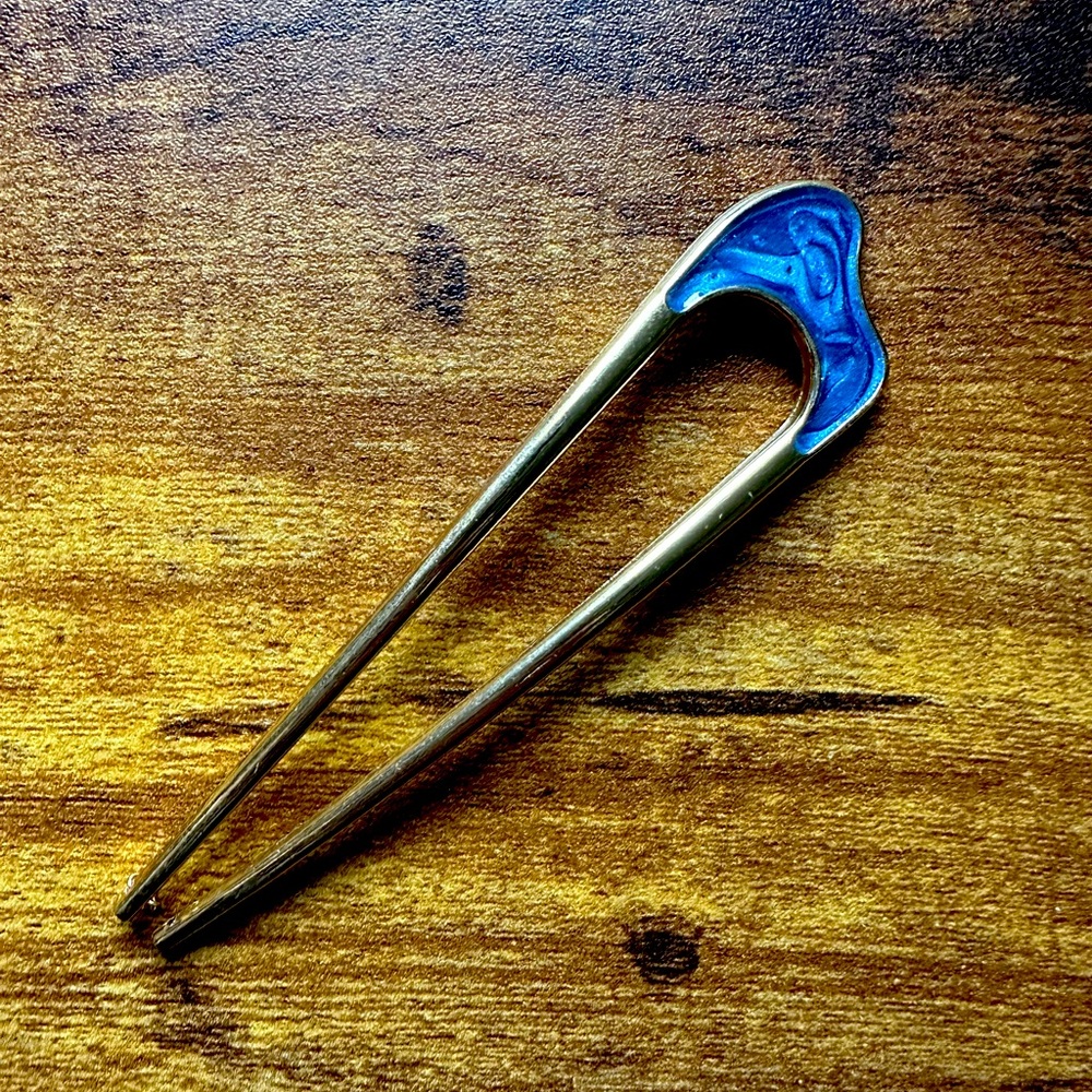 Gold hair pin with blue accent